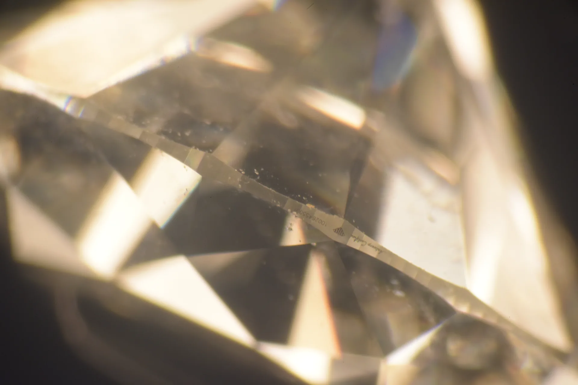 Diamant, Rundiste: Laserinschrift mit Logo und Signatur, feine Rundistenstruktur