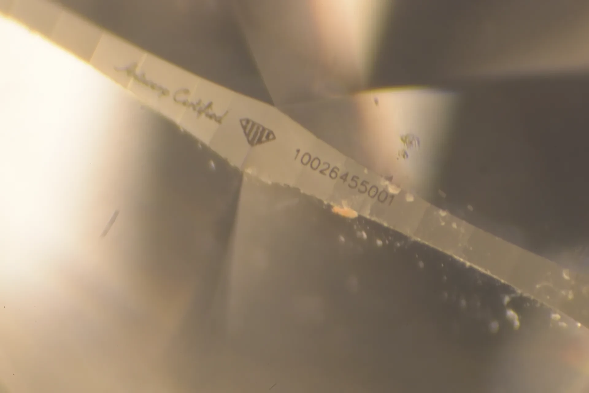 Diamant, Rundiste im Detail: Laserinschrift mit Zertifikatsnummer, Labor-Logo und Signatur