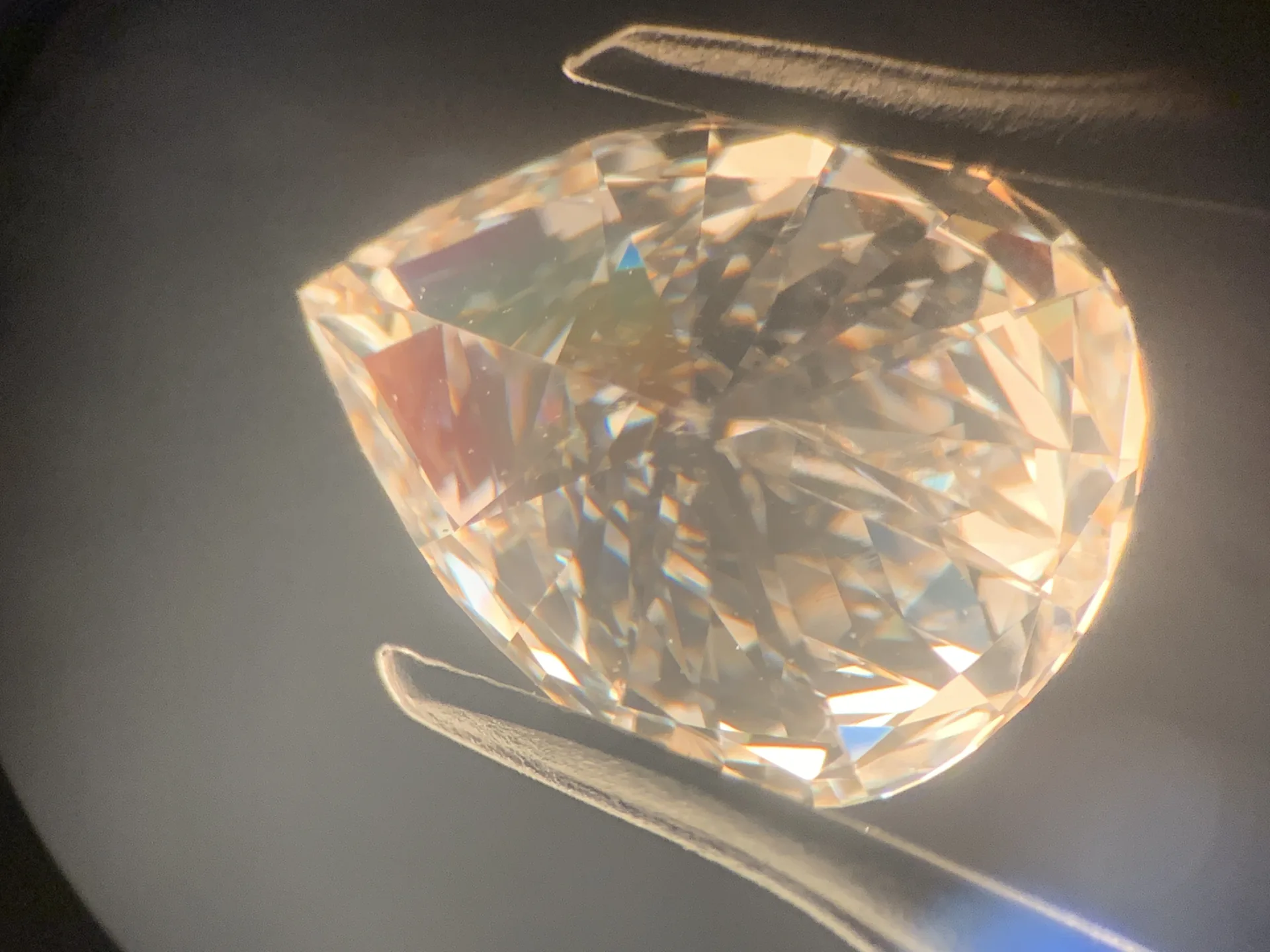 Diamant im Tropfenschliff, Dunkelfeld: Krone von oben, warmer Farbeindruck, Dispersionsreflexe