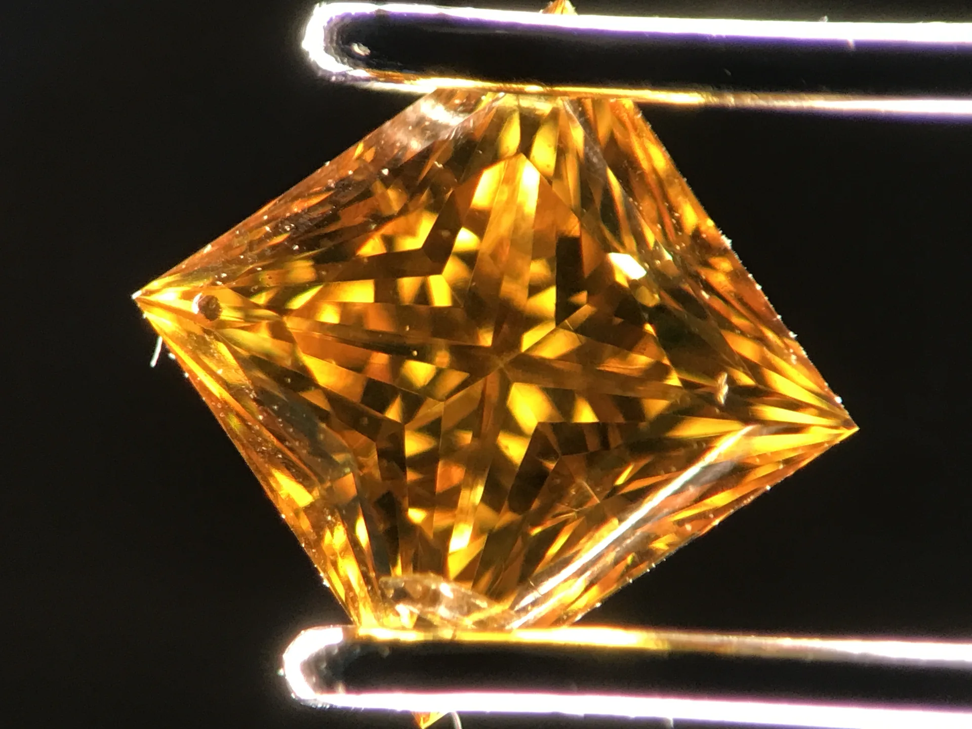 Gelb-oranger synthetischer HPHT-Diamant (Typ Ib, Stickstoff) im Princess Cut in der Pinzette