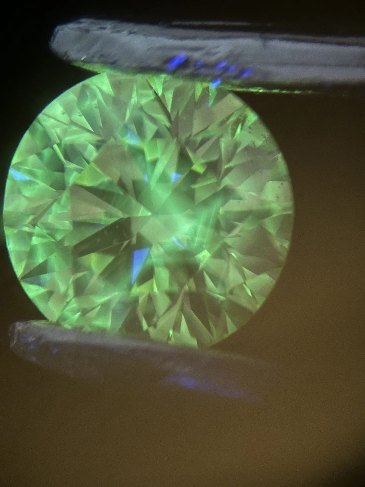 Synthetischer HPHT-Diamant zwischen gekreuzten Polfiltern (gleicher Stein wie 47)
