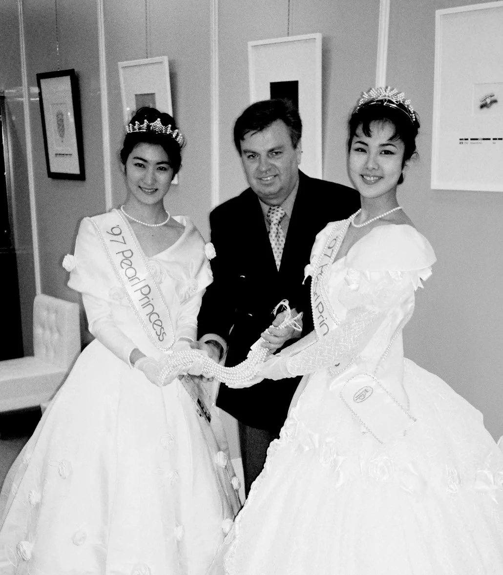 Gerhard George mit den Perlenprinzessinnen in Japan
