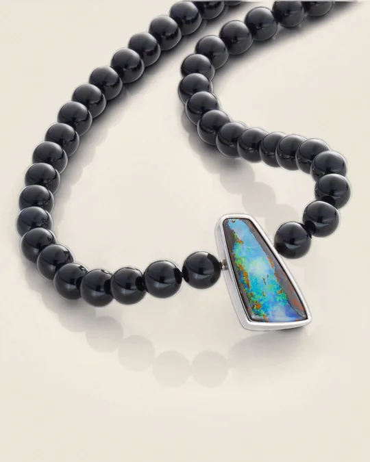 Kette aus schwarzen Kugeln mit gefasstem Boulderopal